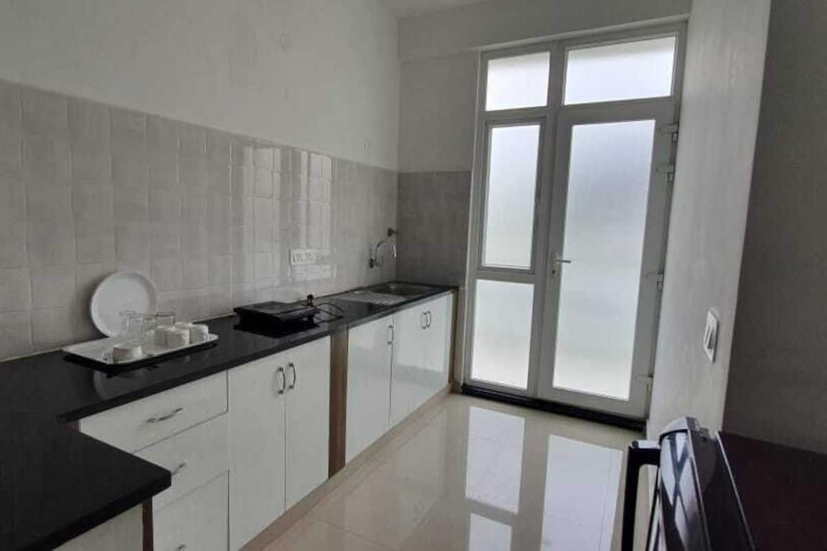 Microwave, cookware/dishes/utensils
