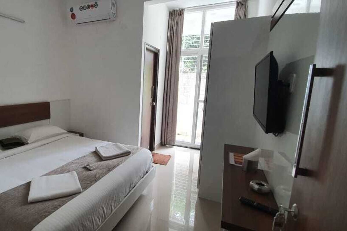 Laptop workspace, iron/ironing board, free WiFi