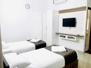 Comfort Apartment, Non Smoking, Kitchen | Laptop workspace, iron/ironing board, free WiFi
