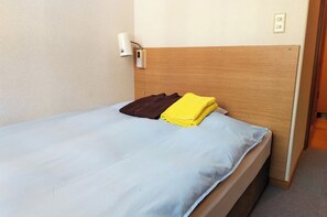 1 bedroom, desk, free WiFi, bed sheets