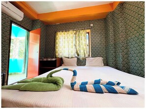 Deluxe Double Room, Air conditioning | Hypo-allergenic bedding, in-room safe, desk, soundproofing