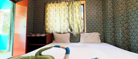Deluxe Double Room, Air conditioning | Hypo-allergenic bedding, in-room safe, desk, soundproofing
