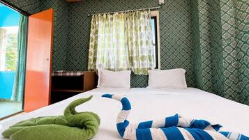 Deluxe Double Room, Air conditioning | Hypo-allergenic bedding, in-room safe, desk, soundproofing