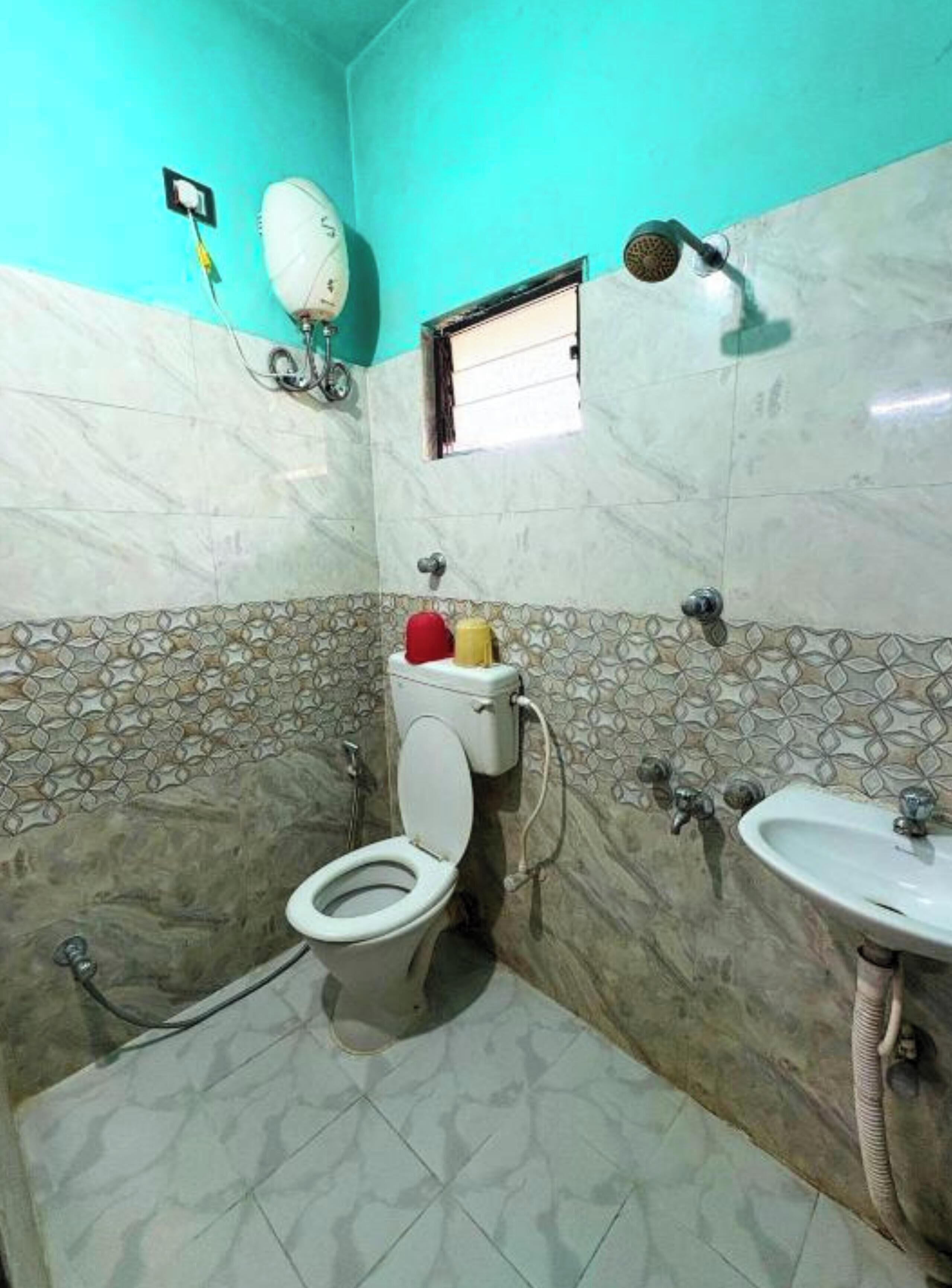 Regadera, regadera tipo lluvia, amenidades de baño gratuitas, pantuflas 