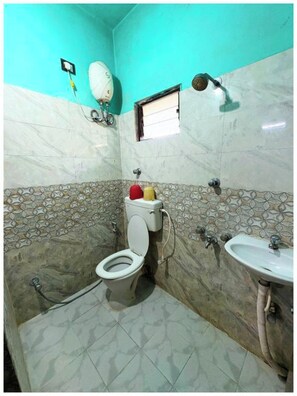 Shower, rainfall showerhead, free toiletries, slippers