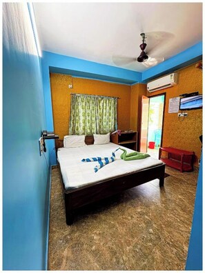 Hypo-allergenic bedding, in-room safe, desk, soundproofing