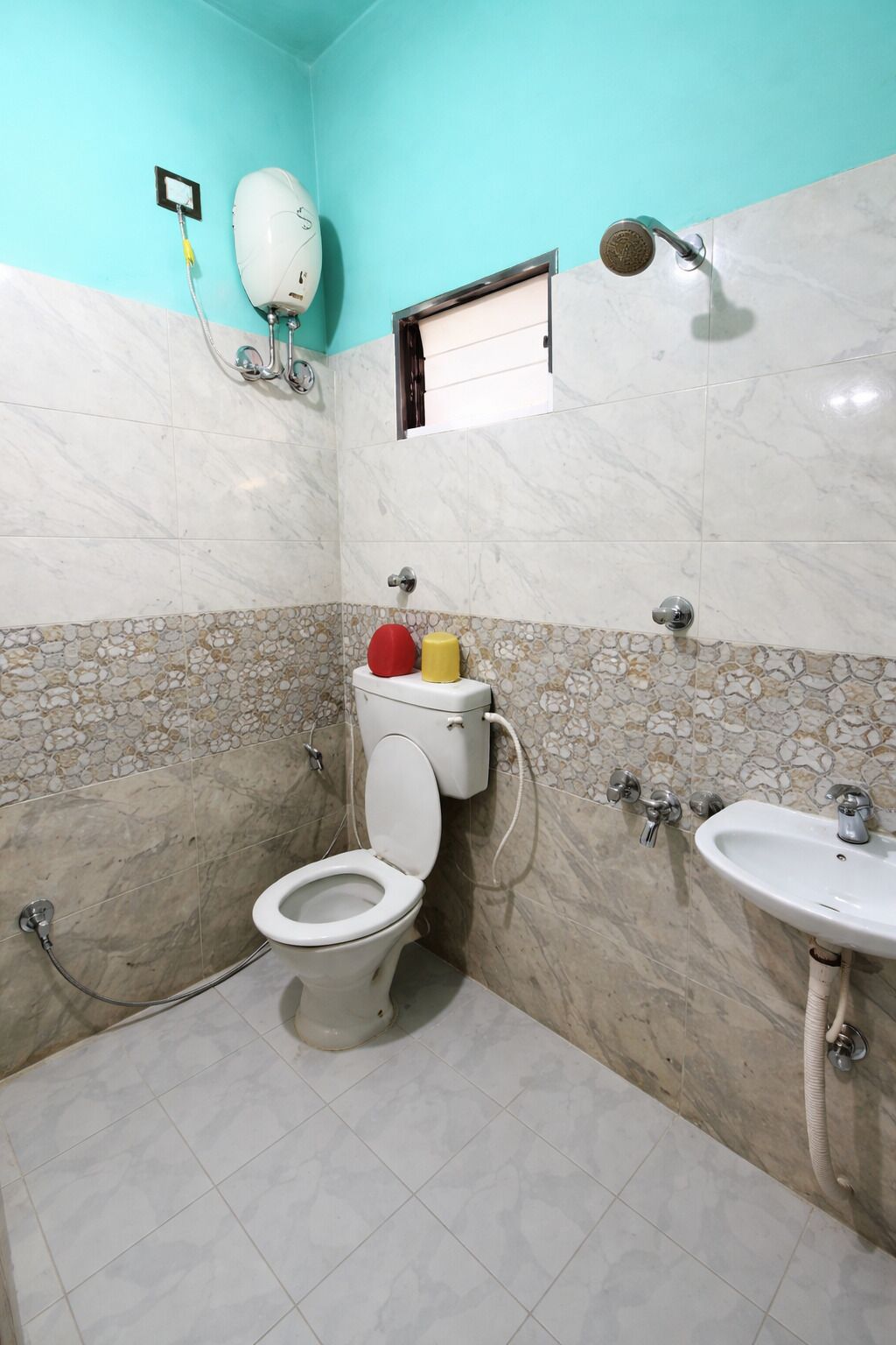 Dusche, Regendusche, kostenlose Toilettenartikel, Hausschuhe