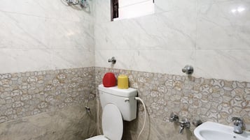 Dusche, Regendusche, kostenlose Toilettenartikel, Hausschuhe