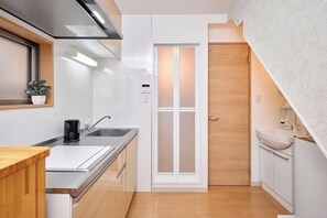 Kühlschrank, Mikrowelle, Herdplatte, Kochgeschirr/Geschirr/Besteck