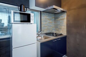 Kjøleskap, mikrobølgeovn, kokeplater og kjøkkenutstyr