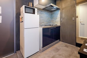 Fridge, microwave, stovetop, cookware/dishes/utensils