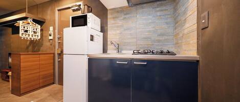 ثلاجة، ميكروويف، موقد طهي مسطح، مستلزمات طهي/أطباق/أوعية