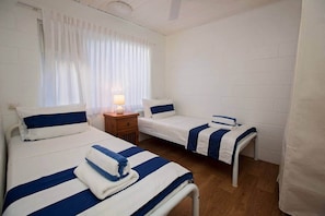 Tabla de planchar con plancha, wifi y ropa de cama