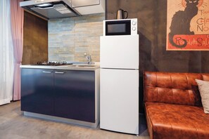 Kjøleskap, mikrobølgeovn, kokeplater og kjøkkenutstyr