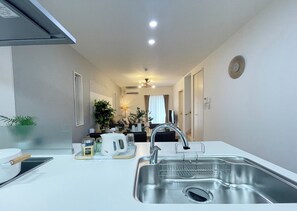 Kühlschrank, Mikrowelle, Herdplatte, Kochgeschirr/Geschirr/Besteck