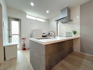 冰箱、微波炉、炉灶、厨具/餐具