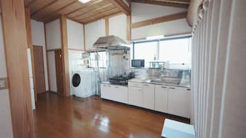 Geladeira, micro-ondas, cooktop, talheres/pratos/utensílios de cozinha