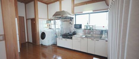 冷蔵庫、電子レンジ、コンロ、調理器具と食器