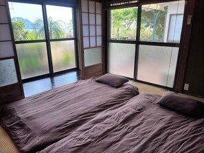 3 عدّة غرف نوم ومكتب وواي فاي مجانًا وملاءات أسرّة