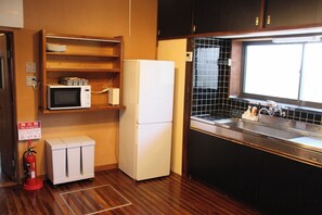 Fridge, microwave, stovetop, cookware/dishes/utensils