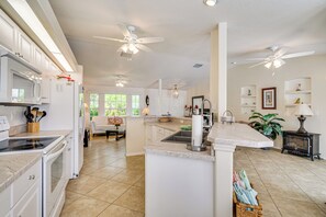Fridge, microwave, stovetop, dishwasher - Near Sun Splash Waterpark: 'Coral Princess' Oasis (Cape Coral)