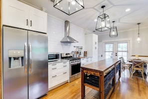 Fridge, microwave, stovetop, dishwasher