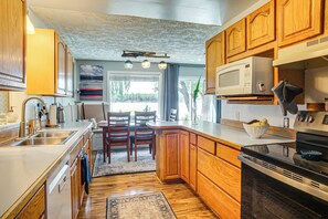Fridge, microwave, stovetop, dishwasher