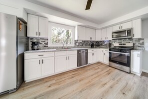 Réfrigérateur, micro-ondes, plaque de cuisson, lave-vaisselle
