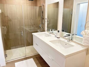 Douche, sèche-cheveux, serviettes fournies