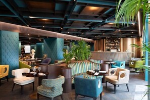 A modern lounge area with sofas, armchairs, and a bar. - Sina Bernini Bristol, Autograph Collection (Rome)