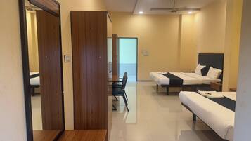 Kahden hengen standard-huone (yksi tai kaksi sänkyä) | Kannettavalle tietokoneelle sopiva työtila, ilmainen Wi-Fi