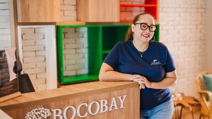 A reception desk with the name 'BOCOBAY' and a logo of a tree. - LUX 3BR House Pool Gym 7-Min Walk Palm Beach - Porta Al Sole 6 by Bocobay (Noord)