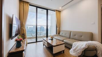 Apartamento standard, sacada, vista para a cidade | Área de estar