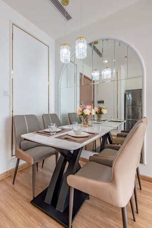 In-room dining - Vinhomes Skylake Lynn Housing (Cau Giay)