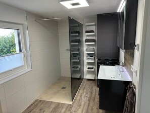 Shower, hair dryer, towels, toilet paper - Garden chalet Dinkelsbühl (Dinkelsbühl)