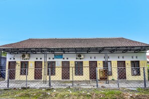 Vista frontal de la propiedad