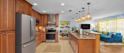 Frigorifero, forno, piano cottura, lavastoviglie