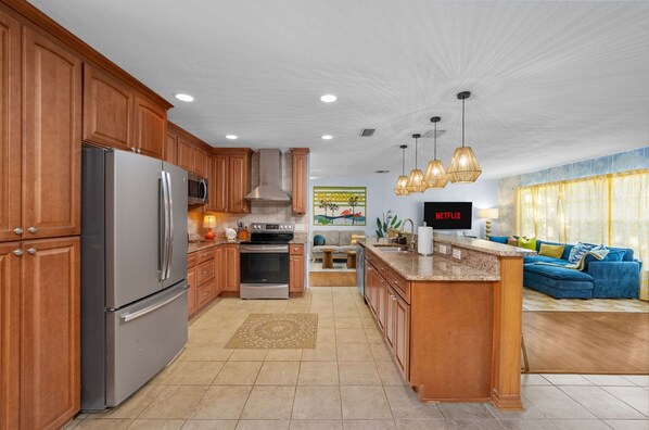 Fridge, oven, stovetop, dishwasher