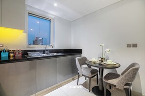 Luxury Studio, City View | Private kitchenette - Damac Maison Prive Tower B (Dubai)