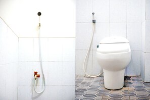 Economy Double Room | Bathroom