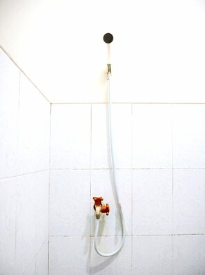 Kamar Double Ekonomi | Kamar mandi | Shower