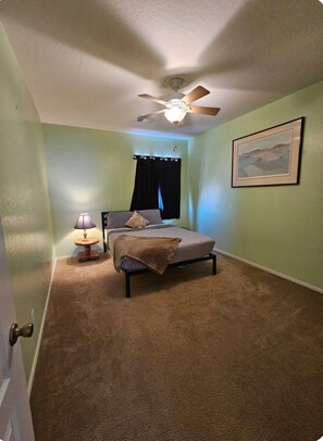 4 bedrooms, iron/ironing board, WiFi, bed sheets