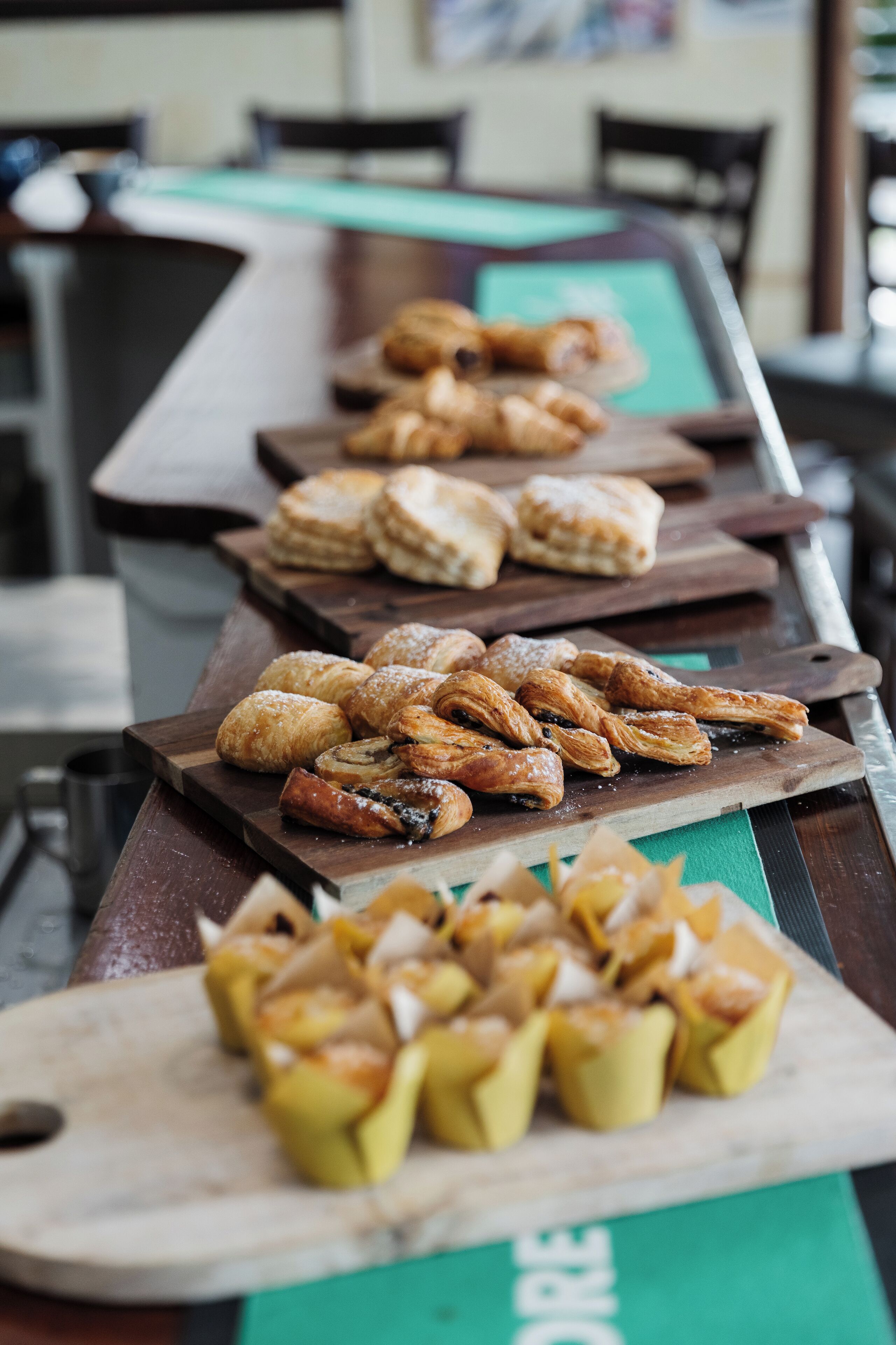 Una mesa de buffet con diversos pasteles y postres.