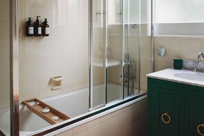 Royal-sviitti | Kylpyhuone | Erillinen kylpyamme ja suihku, tohvelit, pyyhkeet, saippua