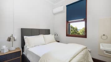 Cortinas opacas, tabla de planchar con plancha, wifi gratis
