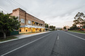 Vista frontal de la propiedad