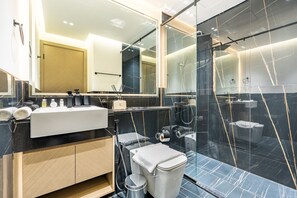 Douche, sèche-cheveux, bidet, serviettes fournies