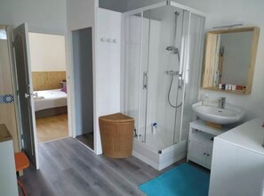 Douche, serviettes fournies, savon, papier toilette