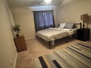 4 bedrooms, desk, iron/ironing board, Internet