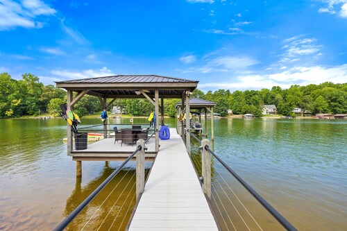 Firepit, Covered Dock, & Wraparound Porch
